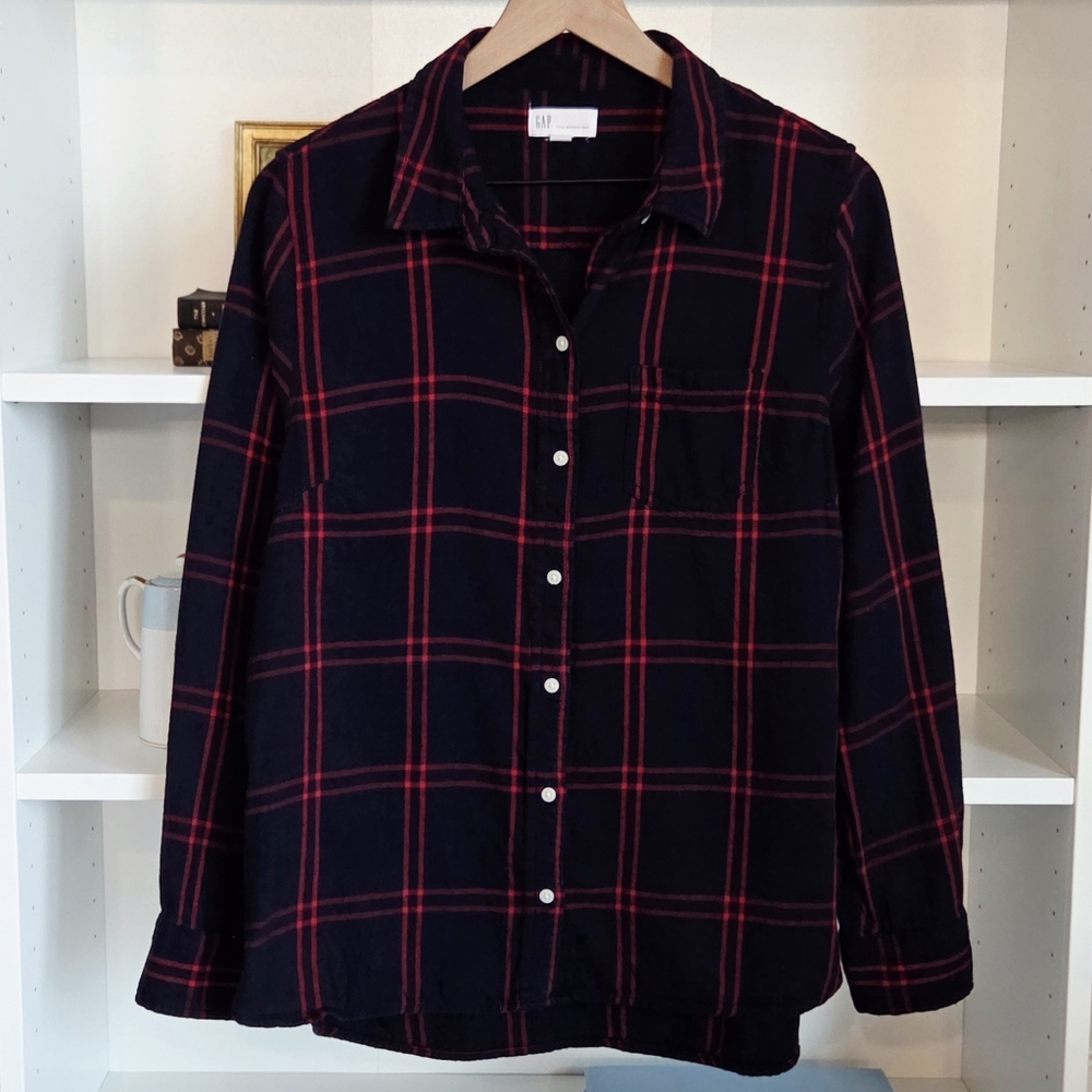 Gap Fitted Boyfriend Navy Red Plaid Flannel Button Down Shirt Womens Size Medium